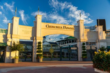Louisville, KY - 3 Ekim 2024 Churchill Downs, Louisville, Kentucky 'de bulunan ve yıllık Kentucky Derbisi' ne ev sahipliği yapmasıyla ünlü bir at yarışı kompleksi..