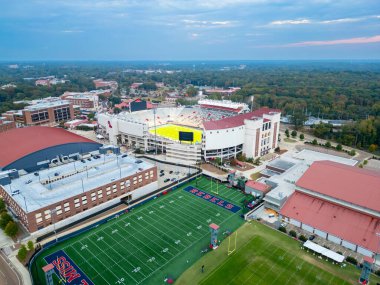 Oxford, MS - 27 Ekim 2024: Ole Miss Campus 'taki Hemingway Stadyumu Alacakaranlık Vakfı.