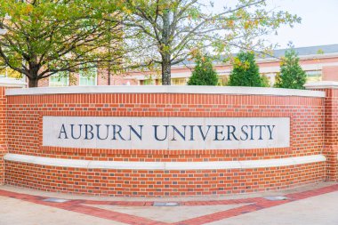 Auburn, AL - 22 Kasım 2024: Auburn Üniversitesi tabelası