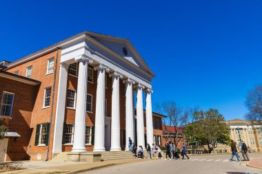 Oxford, MS - 28 Şubat 2025: Mississippi Üniversitesi ikonik akademik binası Lyceum 'un yakınında yürüyen öğrenciler.