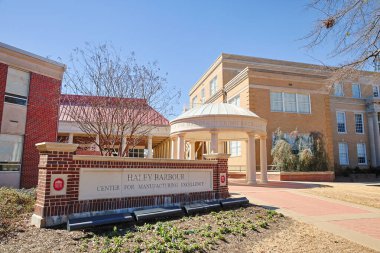 Oxford, MS - 28 Şubat 2025: Mississippi Üniversitesi 'ndeki Haley Barbour Üretim Merkezi. Ole Miss