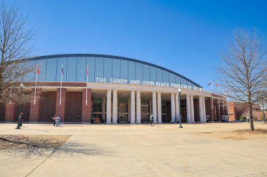 Oxford, MS - 28 Şubat 2025: Öğrenciler Mississippi Üniversitesi 'ndeki Ole Miss' te Sandy ve John Black Pavyonu yakınlarında kampüste yürüyorlar.