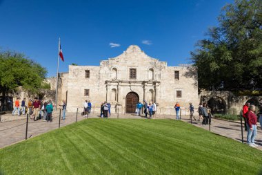 San Antonio, TX - 6 Nisan 2025: San Antonio şehir merkezindeki Alamo 'nun önündeki ziyaretçiler Ulusal Tarih Yerleri Sicili' nde listelenmiştir.