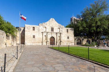 San Antonio, TX - 6 Nisan 2025: San Antonio şehir merkezindeki Alamo 'nun dışı, National Register of Historic Places