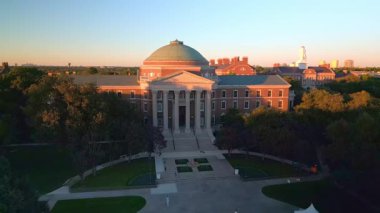 Dallas, TX - 15 Kasım 2024: Dallas Hall Güney Metodist Üniversitesi 'nin kampüsünde tarihi bir binadır.
