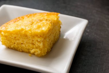 Lezzetli taze mısır ekmeğine yakın plan.