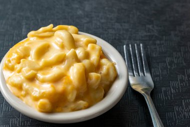 Ev yapımı makarna ve peynirli kase.