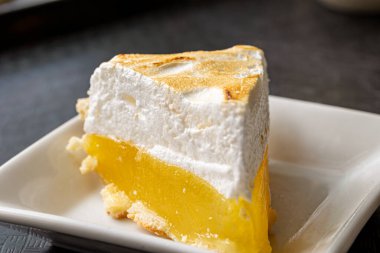 Lezzetli limonlu pastadan yakın plan.