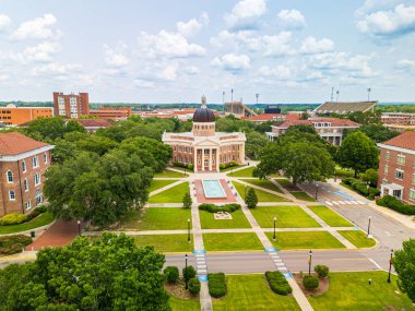 Hattiesburg, MS - 2 Haziran 2025: Güney Mississippi Üniversitesi kampüsündeki İdare Binası
