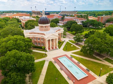 Hattiesburg, MS - 2 Haziran 2025: Güney Mississippi Üniversitesi kampüsündeki İdare Binası