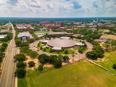 Hattiesburg, MS - 2 Haziran 2025: Reed Green Coliseum Güney Mississippi Üniversitesi kampüsünde Golden Eagles basketbol ve voleybol takımlarına ev sahipliği yapmaktadır..