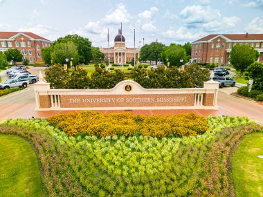 Hattiesburg, MS - 2 Haziran 2025: Güney Mississippi Üniversitesi kampüsüne giriş ve imza