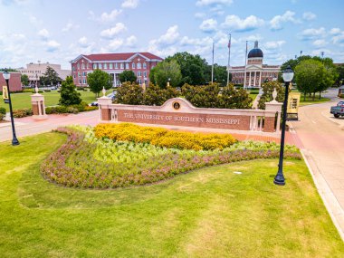 Hattiesburg, MS - 2 Haziran 2025: Güney Mississippi Üniversitesi kampüsüne giriş ve imza
