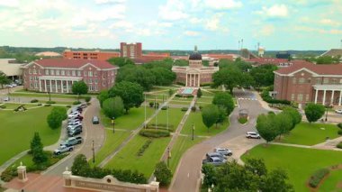 Hattiesburg, MS - 2 Haziran 2025: Güney Mississippi Üniversitesi kampüsündeki İdare Binası