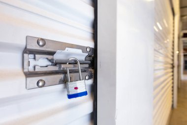 Kilit, depolama ünitesinin kapısını kilitliyor.