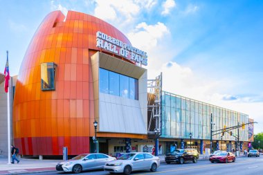 Atlanta, GA - 14 Temmuz 2025: The College Football Hall of Fame, Amerikan futboluna adanmış bir onur ve etkileşimli etkinlik salonu..