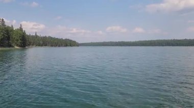 Duck Dağı İl Parkı 'ndaki Çocuk Gölü' nde yolculuk.