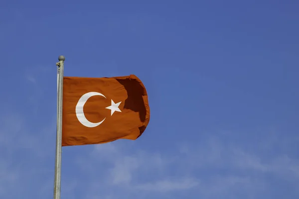 Турецкий Национальный Флаг Висящий Изолированный Голубом Фоне Неба Рендеринг — стоковое фото