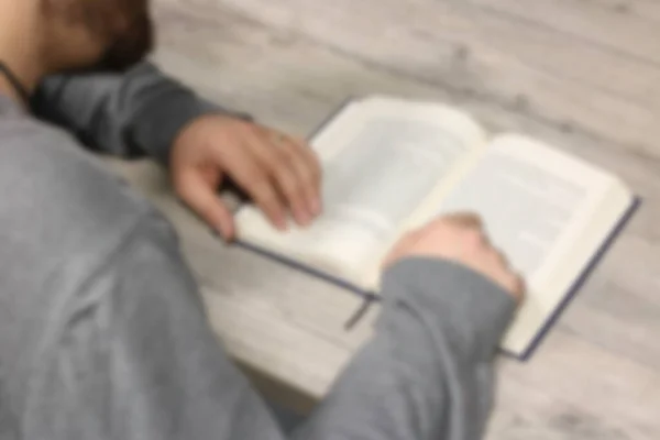 Молодий Чоловік Читає Книгу Підлозі Розмиту — стокове фото