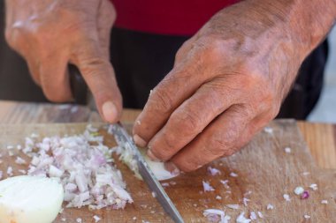 Yemek pişirme işlemi. Masadaki et.