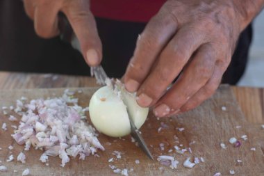 Bıçak tutan bir elin yakınına.