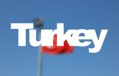 Gökyüzü arka planında Türk bayrağı bulanıklığı. Türkiye yazıyor.