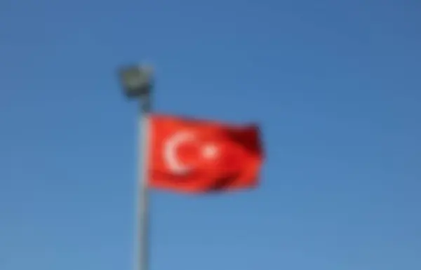 Gökyüzü arka planında Türk bayrağının bulanıklığı