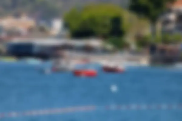 Bokeh efektli deniz ve botlarla soyut bulanık arkaplan 