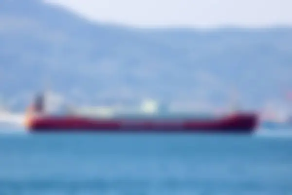 Denizdeki gemi, bulanık arkaplan