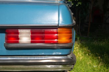 Kırmızı kurdeleli eski bir araba.