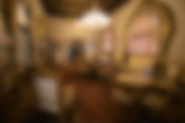 Bulanık parlamento binasının balkonlu insanları