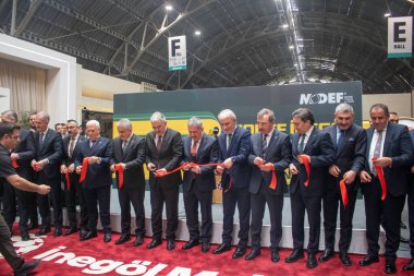 Bursa, Türkiye - 15 Nisan 2025: Uluslararası Inegol Mobilya Fuarı. Bursa Büyükşehir Belediye Başkanı, Mustafa Bozbey, Ticaret Bakan Yardımcısı Mahmut Grcan