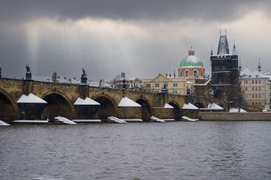Charles Köprüsü ve Vltava Nehri 'nin panoramik manzarası