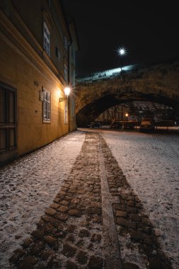 Prag 'ın Karlı Sokakları Aydınlanmış Sokak Işıkları Gecesi