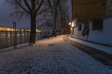 Prag 'ın Karlı Sokakları Aydınlanmış Sokak Işıkları Gecesi