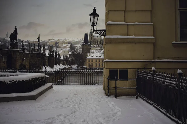 Śnieżna Latarnia Świateł Ulicznych Rozmazane Tło Zimą Centrum Miasta Ciągu — Zdjęcie stockowe