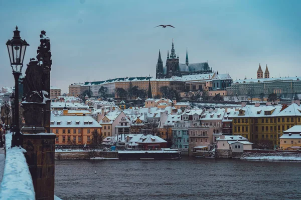 Panoramautsikt Det Snødekte Praha Slottet Kirken Vitus Det Snødekte Taket – stockfoto