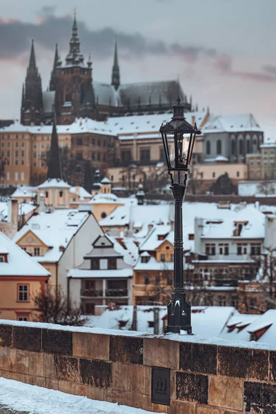 Pohled Zasněžené Sochy Pouliční Osvětlení Starých Kamenech Karlova Mostu Vltavě — Stock fotografie