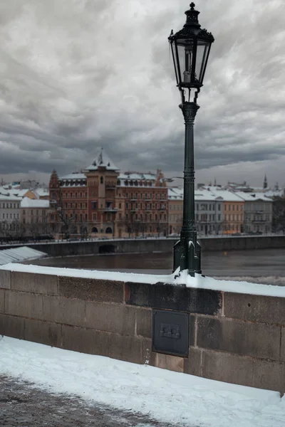 Widok Pokrytych Śniegiem Posągów Świateł Ulicznych Starych Kamieniach Mostu Karola — Zdjęcie stockowe