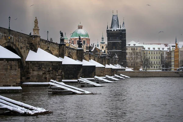 Blick Auf Schneebedeckte Statuen Auf Alten Steinen Karlsbrücke Über Der — Stockfoto