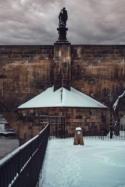 Widok Pokrytych Śniegiem Posągów Starych Kamieniach Most Karola Wełtawie Centrum — Zdjęcie stockowe
