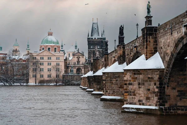 View Snow Covered Pillars Charles Bridge Vltava River Snow Roofs — Stock Photo, Image