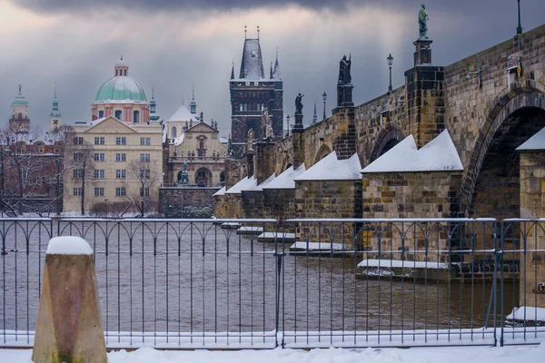 Blick Auf Die Verschneite Karlsbrücke Und Winter — Stockfoto