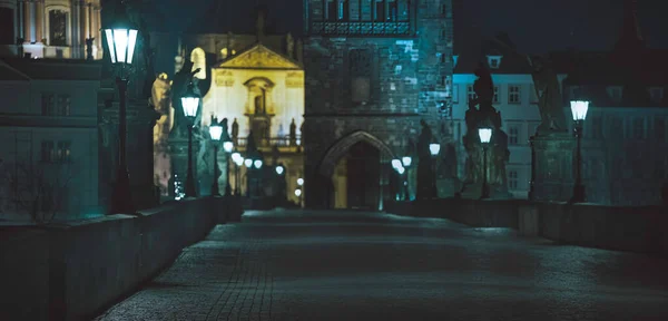 Світло Від Вуличних Вогнів Старих Статуй Мосту Кртель Вночі Центрі — стокове фото
