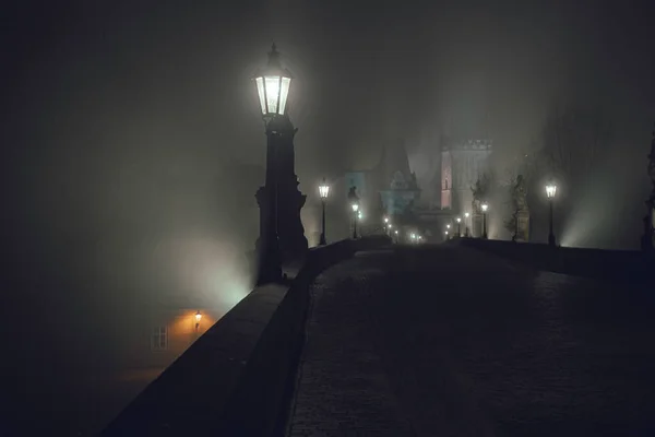 Lâmpadas Acesas Ponte Carlos Silhuetas Pedestres Estátuas Noite Centro Praga — Fotografia de Stock