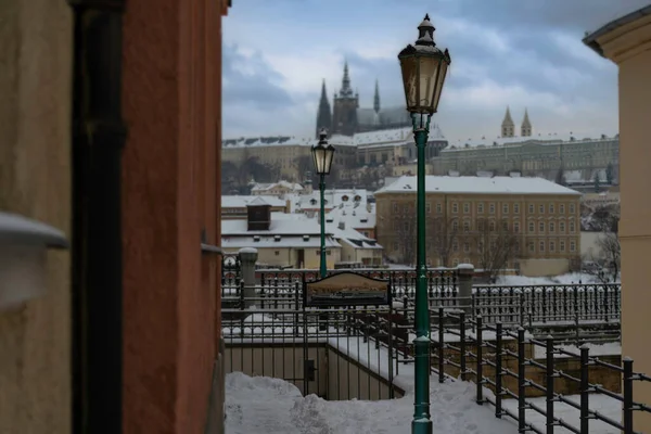 Pohled Zasněžený Chodník Pouliční Osvětlení Rozmazaném Pozadí Pražský Hrad Chrám — Stock fotografie
