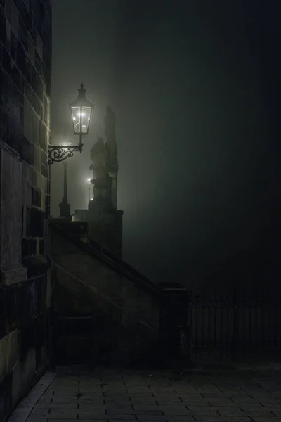 Освещённая Лампа Тумане Карловом Мосту Ночью Праге Литые Стоковое Фото