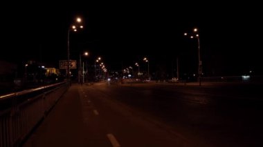 Geceleri Prag 'ın karanlık sokaklarını gösteren büyüleyici bir animasyon.,