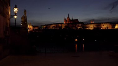 Prag Kalesi 'nin akşam manzarasını yansıtan çarpıcı bir animasyon. Güzellik ve cazibe saçıyor. Seyahat, turizm ve mimari temalar için mükemmel..