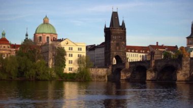 Charles Köprüsü 'nün Vltava Nehri üzerindeki ikonik manzarası. Prag 'ın ünlü simgesinin güzelliğini ve cazibesini yansıtan pitoresk bir animasyon..